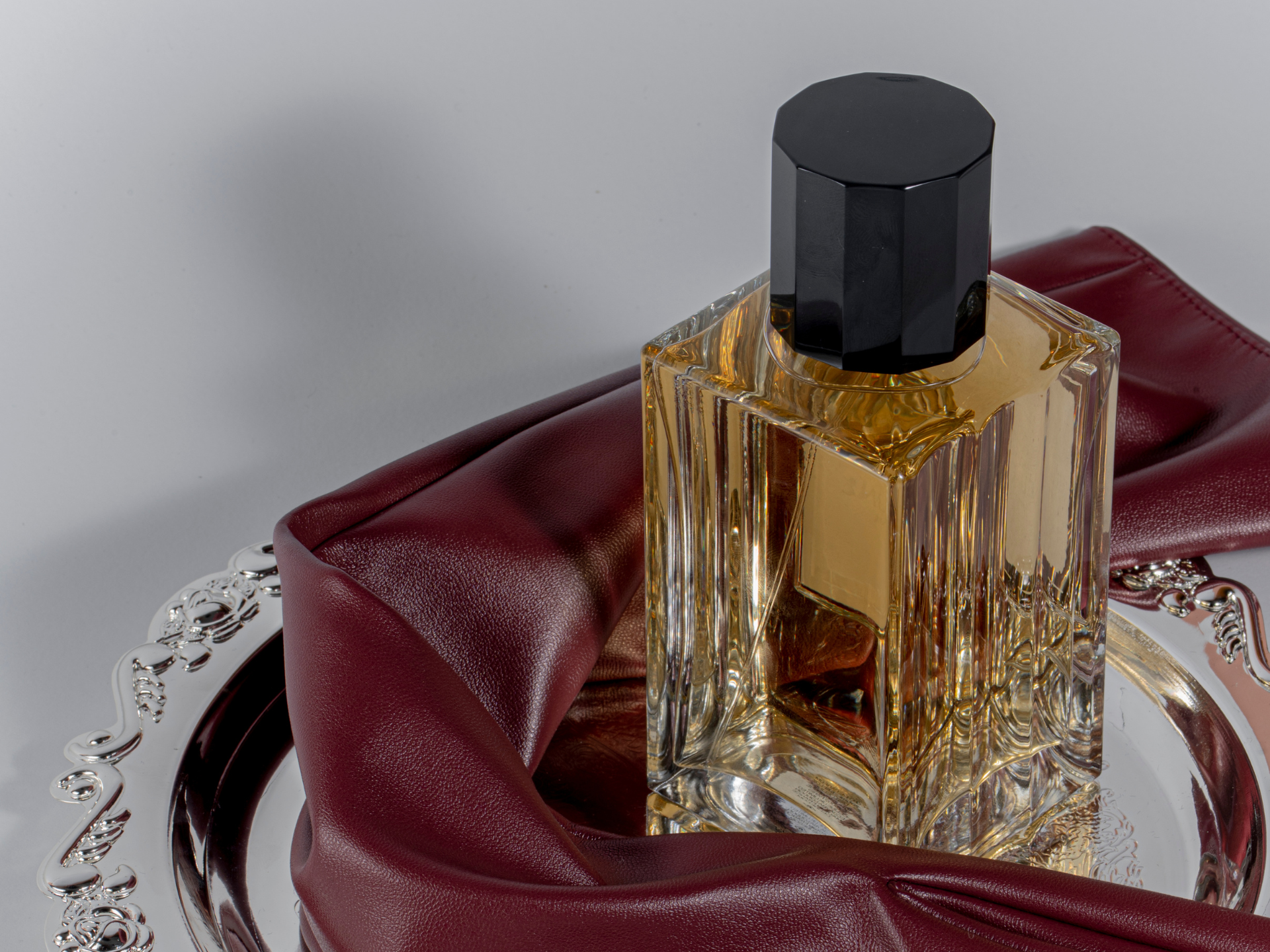 butelka z perfumami na srebrnej